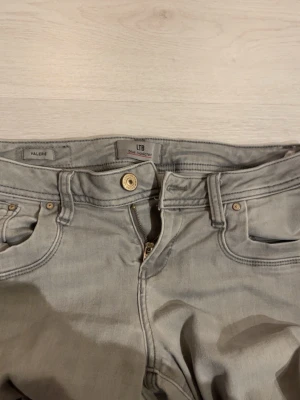 Gråa jeans från LTB Valerie W28 L34 - Jätte snygga ltb jeans i valerie modell! Bootcut och lowrise! Inga skador! Nypris är 799! Skriv för fler bilder eller frågor, skicka gärna pris förslag 