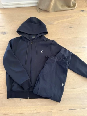Ralph Lauren tracksuit  - Blå polo överall i nyskick. Priset kan sänkas vid snabb affär