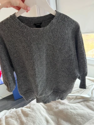 Grå stickad tröja från Lindex - Mysig grå stickad tröja från Lindex. Strl S. Lite nopprig annars bra skick ☺️