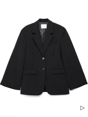 Svart oversized kavaj med vida ärmar - Oversized kavaj från Nakd, aldrig använd. 🩷Nypris 899, säljer för 490💕