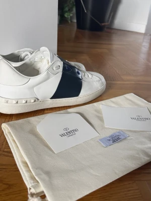 Valentino open skor - Nytt skick! Allt og ingår. Skriv om ni vill ha fler bilder!