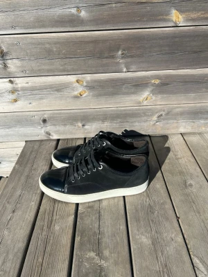 Lanvin cap toe - Tjaba Storlek: UK 8. Inget OG följer med. Bra skick, enda lilla defekten är ett litet märke på ena captoen. Sen är de vanligt bruksslitage. Bara att skriva om de är något eller skicka prisförslag. MVH Liam