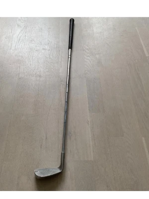 Pro staff PW höger golfklubba från Wilson  - Säljer en nytvättad pro staff PW golfklubba från Wilson. Den är i bra skick, den har lite små defekter men den är inte så använd. Nypris runt 500kr, mitt pris 120 Kr. När ni köper varan måste ni välja PostNord för annars går den inte att frakta.