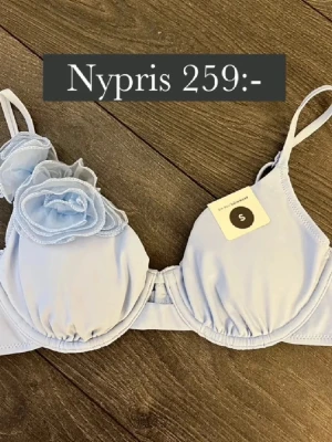 Bikinitopp ny - Helt ny blå bikinitopp med fin detalj från bikbok med prislapp, nypris 259!💗