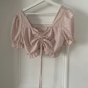 Blus  - Säljer en topp/blus som endast är använd en gång för 40kr. Minns ej vart den är ifrån men tror H&M