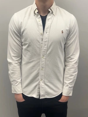 Ralph Lauren skjorta - Fint skick inga defekter, storlek S slimfit | modellen är 185 cm lång och väger ca 78 kg och den är lite för liten.