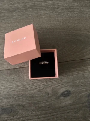 Silvrig ring med nitar från Edblad - Säljer en cool silvrig ring från Edblad i storlek 18.50 då jag inte använder längre. Kommer även med en box. Skriv vid funderingar 💕