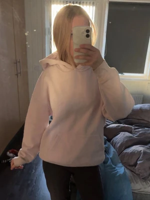 Rosa hoodie - Rosa hoodie ifrån New Yorker i st XS men större i storleken💓använd många gånger och bra skick förutom några defekter(se bilder) men förstör ej hoodiens helhet. Den mörkaste fläcken är under luvan så den syns ej. Går med på lägre priser!