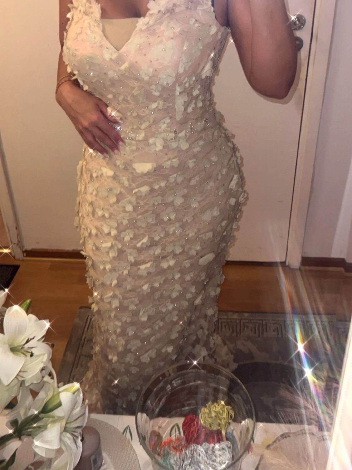 Champagnefärgad långklänning med 3D-blommor