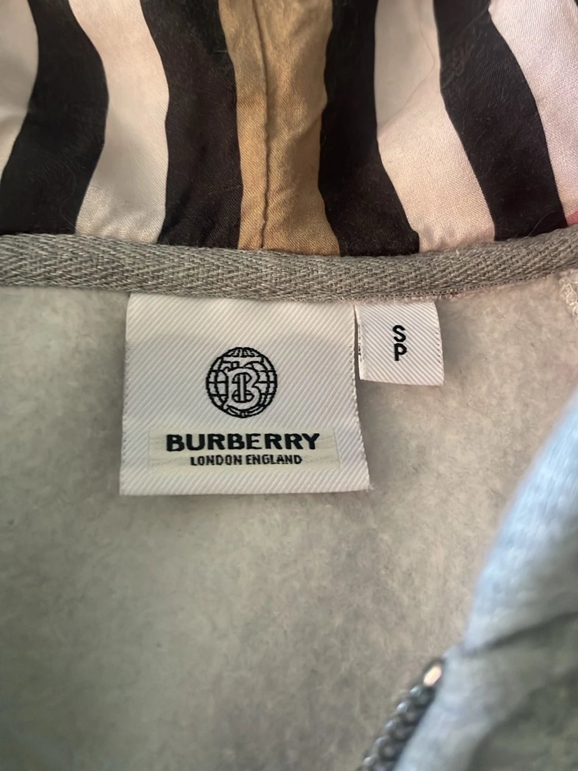 Grå hoodie från Burberry med dragkedja - 2