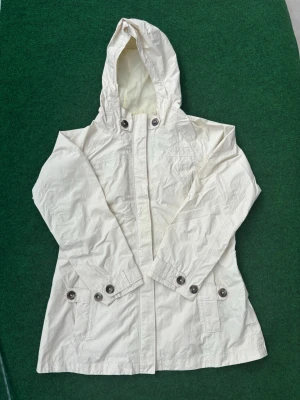 Jättefin north face vindjacka - Detta plagg är väldigt unikt och fin. Den är sparsamt använd men har minimala missfärgningar som man knappt ser på bild! Passar för kalla sommarkvällar och höst 🍂 