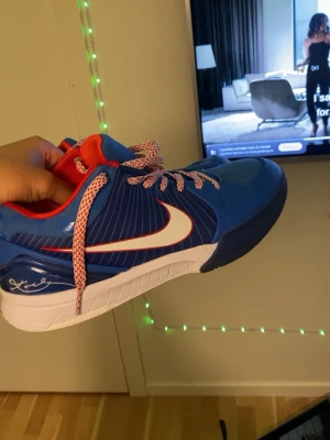 Kobe basketskor - Säljer ett par Nike Kobe sneakers modell Kobe 4 Philly . Skorna är andvända ett fåtal gånger och har inga defekter och funkar helt perfekt. För fler bilder eller om du undrar något, tveka inte på att skriva ett meddelande 