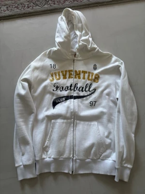 Juventus zip hoodie  - Vintage vit Juventus zip hoodie med gamla klubbemblemet och klubbnamnet. Köpt i Turin, Italien många år sedan. Använd några få gånger. Storlek Large men passformen är ganska tajt så sitter mer som en M. 