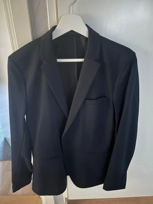 Marinblå kavaj och kostymbyxa från Jack & Jones - Säljer nu min marinblåa kostym byxor och kavaj i storlek 170 bara använd några timmar på skolavslutningen så är i toppen skick ! Hör av er vid någon fråga pris går att diskutera!