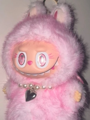 Labubu Pink Fluffy Keychain med pärlor - Helt nytt skick! Från: joom.