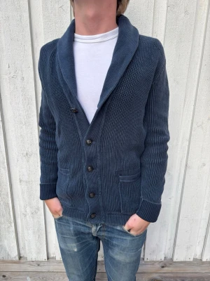 Ralph Lauren Cardigan - En oerhört fin stickad cardigan av märket Ralph Lauren! Storlek S, modellen är 178 cm och väger 68 kg. Hör av dig vid frågor! 