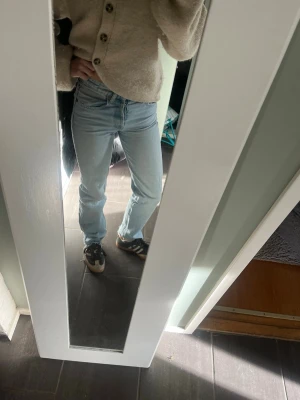 Ljusblå raka jeans med mid midja - Säljer ett par ljusblå jeans med raka ben och mid midja. J Perfekta för en avslappnad och trendig 