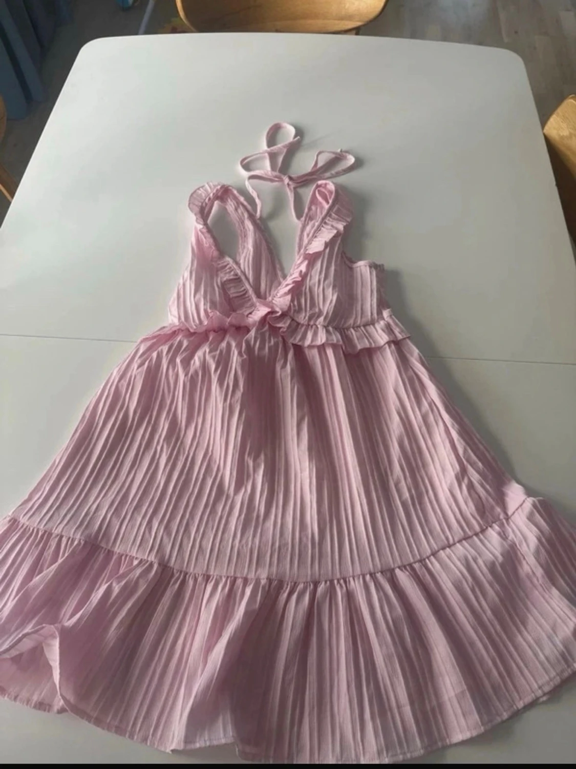 Kort rosa klänning med volang - 2