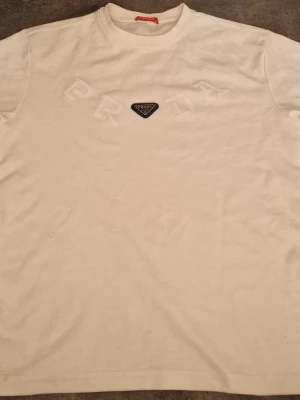 Vit t-shirt  - Säljer en clean vit t-shirt. Lite använd men inga hål elr fläckar. Storlek S men passar för M också. Priset går att diskutera via snabb affär 