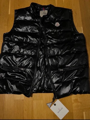 Moncler väst - Helt ny och oandvänd väst storlek 4XL men sitter XL. Nfc Scan och qr kod funkar. Nästan som rikti