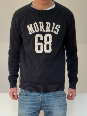 Mörkblå Morris tröja - Mörkblå Morris trlja i bra skick utan nåra defekter. Sitter i strl M och hör gärna av er vid frågor elr funderingar!!