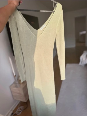 Maxiklänning - En lång grön ribbad maxiklänning helt oanvänd från stradivarius i storlek S