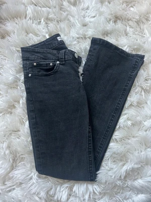 Lågmidjade jeans svarta bootcut - Lågmidjade jeans från Gina tricot i bootcut modell. St 36. Jag är 168 cm💕