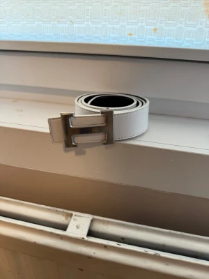 Vit bälte - Jätte snygg bälte som passar till många stilar och är perfekt pris