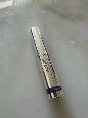 Isadora Active Ögonbrynsgel Medium Brown - Isadora Active all day wear brow gel i nyansen 32 Medium Brown. Kommer i en stilren silverfärgad tub med blå detalj och är färgad för att ge naturligt markerade bryn. Perfekt för att forma och fixera ögonbrynen hela dagen.