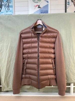 Cardigan från Herno - Cardigan från Herno storlek 48/M. Nyskick 10/10. Endast använd fåtal ggr då den var förliten när jag fick den. Nypris ligger runt 6000kr men jag säljer för 2700kr då jag rensar garderoben för flyttning. Skriv vid frågor eller funderingar!!!