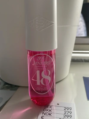 Sol de Janeiro Cheirosa 48 Perfume - Sol de Janeiro Cheirosa 48 Perfume Mist i en snygg rosa flaska med vit kork. Doftmisten har en modern och fräsch design, perfekt att ha med i väskan. Flaskan är gjord av plast och har tydlig logga och siffran 48 på framsidan. Pris kan diskuteras 