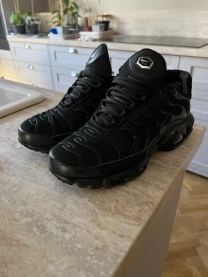 Nike TNs  Air Max Plus   (helsvarta) - Det är ett par svarta Nike air Max plus eller så kallade tns som är i mycket bra skick. Jg säljer för att dem blivit för små   -storlek 40  Skriv för mer info