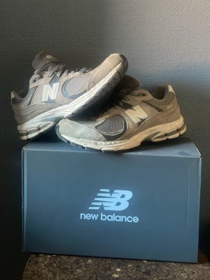 New Balance - Tjenare, säljer dessa schyssta new balance skorna, perfekt nu till sommaren. Riktigt sköna och gå runt med. De är knappt använda då de satt lite för tajt, låda får man med. Hör av er vid frågor.