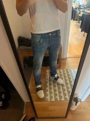 Jack Jones jeans blå - Säljer ett par blå jeans med tvättad effekt och raka ben. Pris kan diskuteras vid snabb affär. Storlek 31/32