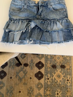 Gina tricot strl 146 - Jeans kjol med volanger från Gina tricot Young, storlek 146. Använd några gånger🥰
