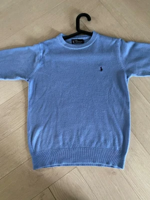 Ljusblå cashmeretröja Polo Ralph Lauren - Ljusblå stickad tröja från Polo Ralph Lauren i 100% Kashmir. 