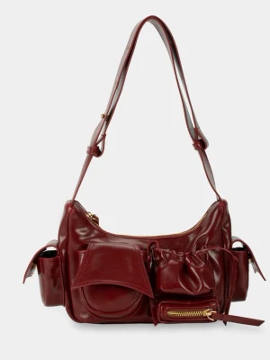 Vinröd axelväska i skinn med fickor - Snygg vinröd axelväska i glansigt skinn med flera praktiska ytterfickor och guldfärgade dragkedjor. Justerbar axelrem och cool design med olika fack framtill. Köptes utomlands (Vietnam) från butiken CHAUTFIFTH. Helt ny! (Originalpris: 500kr)