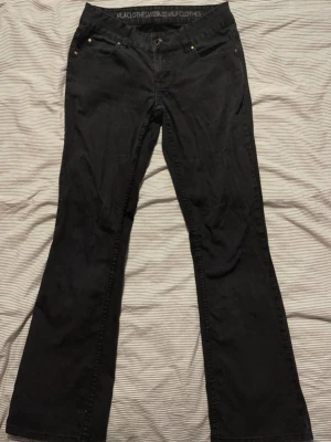 Bootcut jeans  - Mid waist/lågmidjade bootcut jeans/lite baggy. Mycket bra skick som på bilderna. Mått syns i bilderna. Säljer för de är förstora, köpta på Vinted. Storlek W29 L32. Finns en liten defekt alltså en pytte liten prick/fläck på framsidan av jeansen, syns på bild nummer 6 och de är lite slitna längst ner. Priset kan diskuteras  Mått rakt över midjan 38cm Innerbenslängd 75cm 