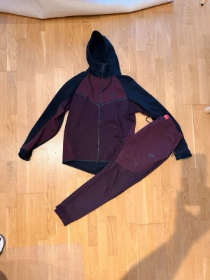 Nike tech discontinued mjukis set  - Storlek M tröja och byxa är srorlek L , Be mig inte skicka bild med kläderna på då dom ej passar mig längre dom är som nya och finns ej att få tag på längre första batchen av Nike tech jätte fint skick på dom använda jätte sällan.