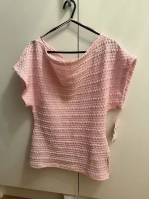 Ljusrosa stickad topp - Så himla fin topp från Nelly som jag fick hem idag. Var tyvärr för stor på mig.