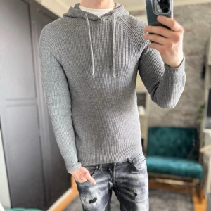 Stickad hoodie - Bra skick, lite krympt och en liten skada på framsidan, se sista bilden! Passar dig som är mellan 170-180cm ungefär. Modellen är 185 cm, 75kg. Sänkta priser på köp av fler varor! Skriv för mer information🤝