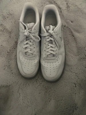 Air Force 1 ljusgrå - Klassiska ljusgråa  Nike Air Force 1 skor. Nya skor som knappt har används. Pris kan diskuteras vid snabb affär. Kontakta mig för fler bilder/frågor! 
