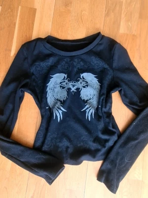 Svart långärmad y2k topp med vingar - Storlek L men passar mer som M✌❤