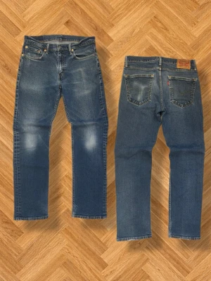 Vintage jeans blå jeans Levis fint skick 32/30 - Midjemått - 39,5cm Benöppning - 18,5cm Totallängd - 101cm    