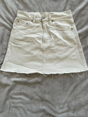 Somrig Vintage Jeanskjol i Krämfärg - Fräsch och fin jeanskjol i en ljus och beige färg. Funkar superbra till sommaren och till alla möjliga outfits 💕  Midjemått: ca 32cm Längd: ca 34cm Nederkant (bredd längst ner): ca 48cm  Frakt: Skickas samma dag 📦  Alla bud över 200kr accepteras - säg till om du har några frågor 💕  #vintage #y2k #jeanskjol #sommar #vintagedenim #denim #secondhand #preloved #lowrise #y2kvintage #miniskirt #minikjol  021