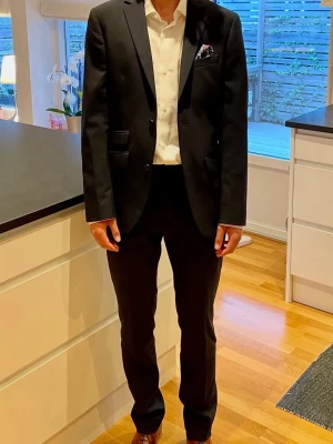 Kostym herr - Säljer min brors kostym, märket är Riley och den är köpt på brothers. Modellen heter ”slim fit” och är i storlek 44. Det som ingår är jackan och byxorna, båda i mörblått. Den har endast användes en gång, fint skick och inga tydliga defekter förekommer. Skriv om ni har frågor 