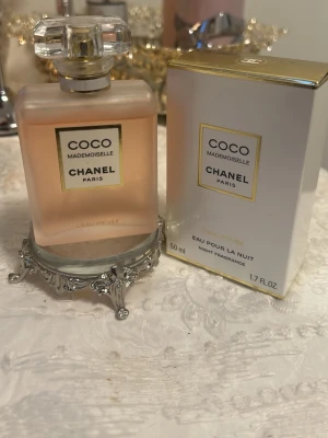 Chanel Coco Mademoiselle L’Eau Privée 50ml - Chanel Coco Mademoiselle L’Eau Privée Night Fragrance i elegant glasflaska med guld- och vitdetaljer. Doften är mjuk och feminin, perfekt för kvällsbruk. Flaskan rymmer 50 ml och har en klassisk, lyxig design med genomskinligt lock.