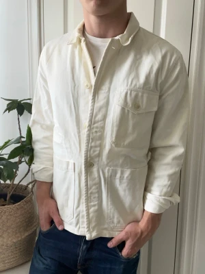 Overshirt från a days march  - Overshirt från a days march, Inga defekter förutom missfärgning vid kragen och en lite fläck som ni ser, båda syns inte super mycket! Modellen i bilderna är 180 cm 75 kg och bär Storlek M , Kom med frågor! 🌟 (Kan gå ned i pris vid köp av paket 😉) 