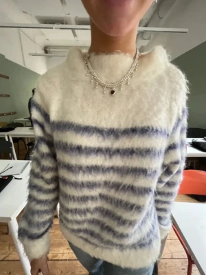 Trendig hm tröja!  - Jättesöt tröja i fint skick från hm, hör av er om ni har några frågor🤗