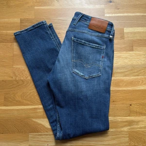 Blå jeans från Replay - Skick 9,5/10 väldigt bra.                                                       Anbass jeans stl 34/34, passar 33/34 osv.                            Pris: 450